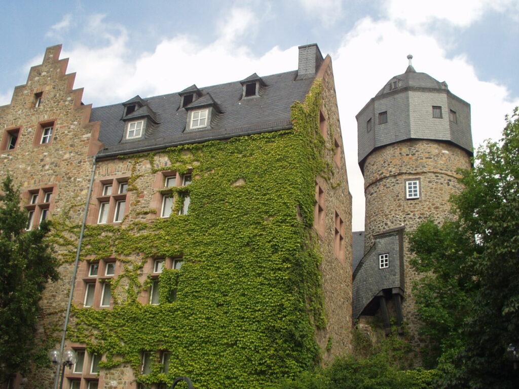 Mehr über den Artikel erfahren Altes Schloss